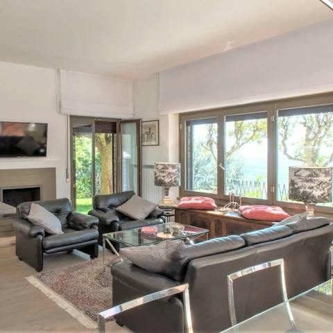 Make yourself comfortable in the stylish living room while admiring the leafy views from its picture window