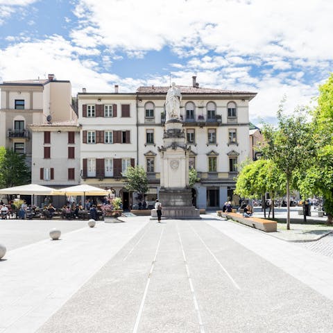 Stay in a pretty square with plenty of activity at ground level in the middle of Como