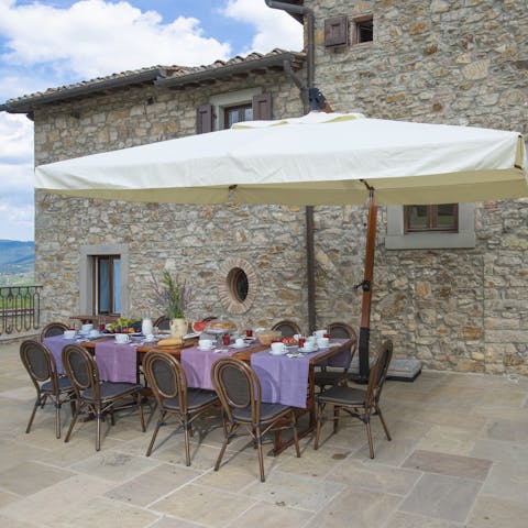 Share memorable Tuscan meals out on your terrace