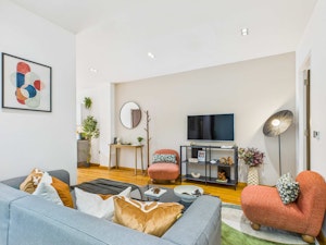 Vibrant Avenue image 9