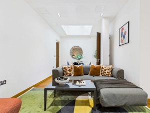 Vibrant Avenue image 8