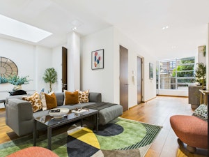 Vibrant Avenue image 1
