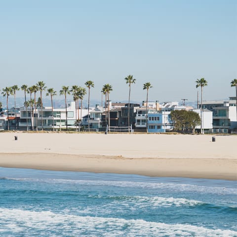 Head to the sandy shores of Venice Beach for a soothing stroll along the seafront