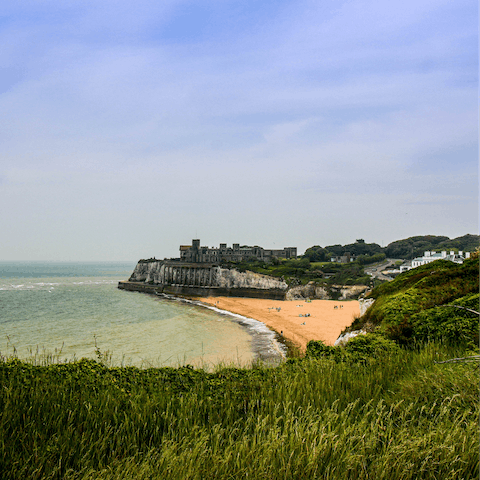 Stay in the heart of Broadstairs, just a few steps from the sandy beach and seaside attractions