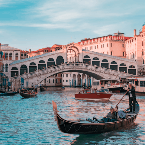 Take the short walk to the iconic Rialto Bridge