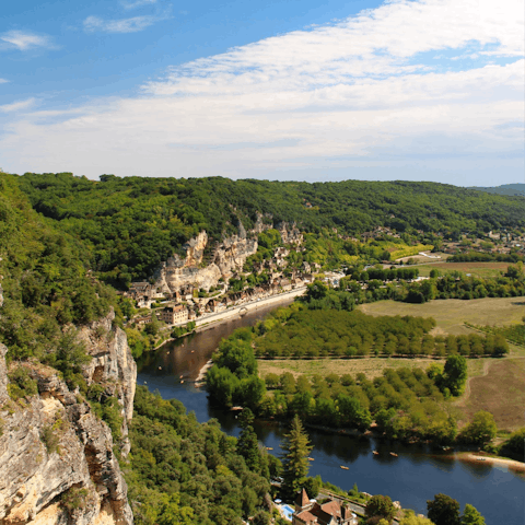 Stay in the heart of the Dordogne, just 2 km from picturesque Sourzac