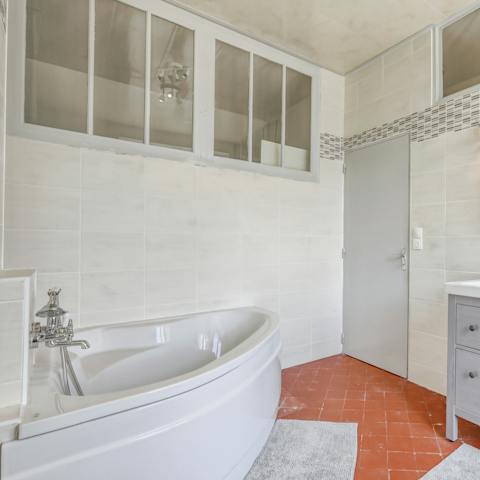 Relax in the bathtub after a day out in Laon or