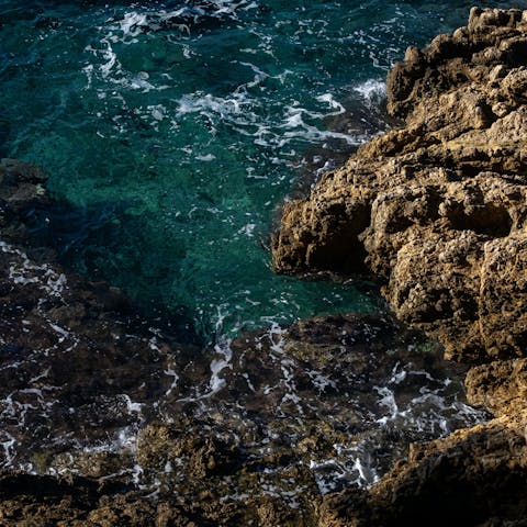 Discover the rocky shores, hiking trails and cobbled lanes of Cap Ferrat