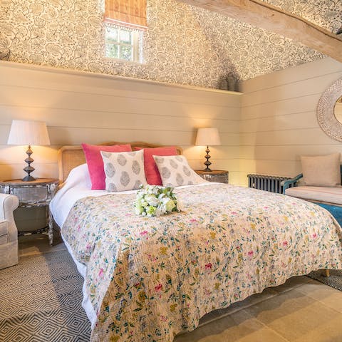 Fall asleep beneath the beams in the country-style bedroom