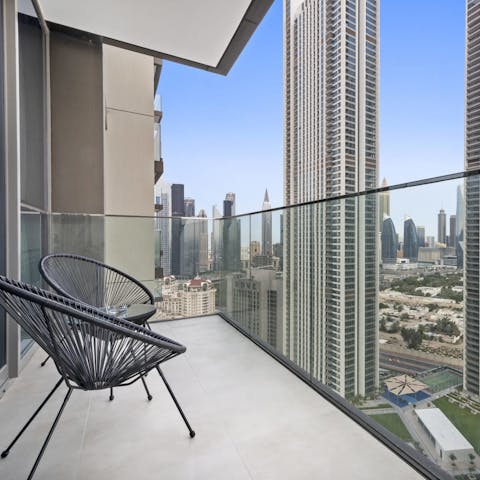 Savour your morning coffee on the balcony, overlooking Zabeel Park and the iconic city skyline