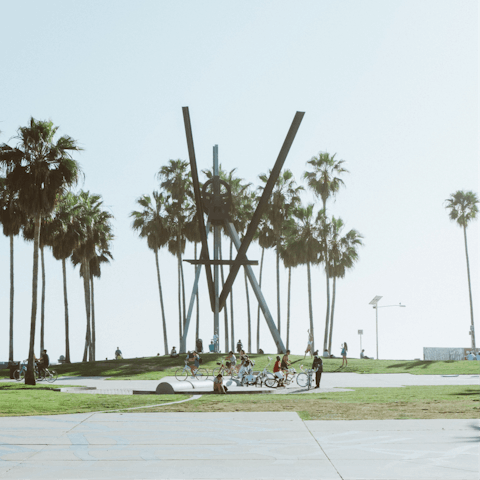 Stroll down to the renowned Venice Boardwalk with its colourful characters and beachside bars – it's a fifteen-minute walk away 