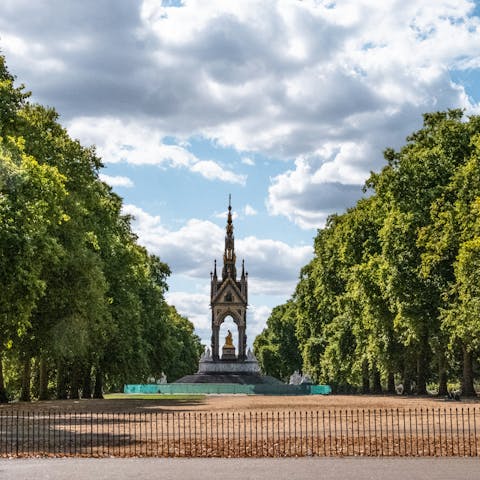 Spend any afternoon strolling through Hyde Park