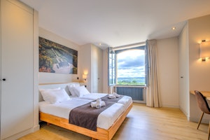 Stately Retreat image 13