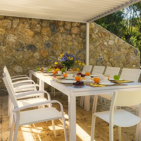 Enjoy elegant alfresco meals in the shade of the pergola