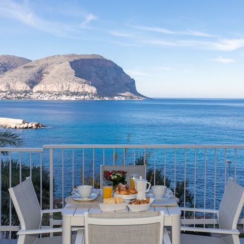 Enjoy your breakfast with the breathtaking view of the Gulf of Addaura