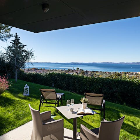 Dine alfresco while enjoying the gorgeous lake view