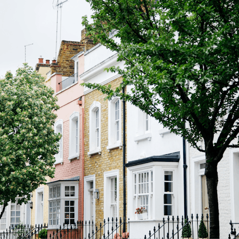 Stroll around Chelsea before brunching on the King's Road, a twenty-minute walk away