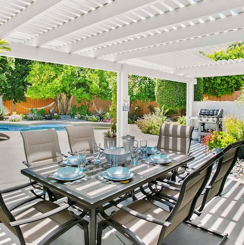 Dine in style in the shade of the pergola