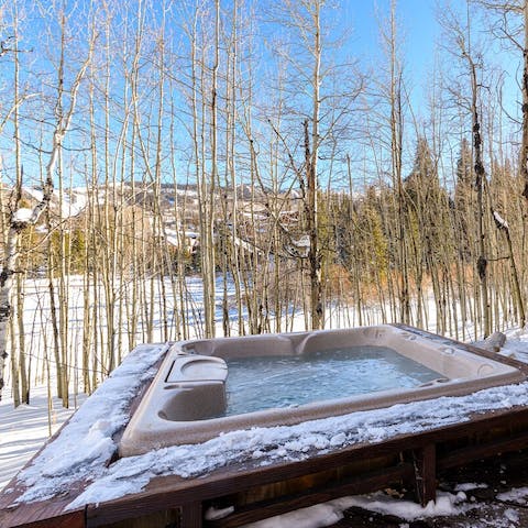 Keep warm in the outdoor hot tub