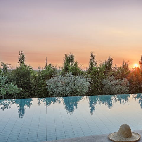 Become one with your surroundings in the infinity pool