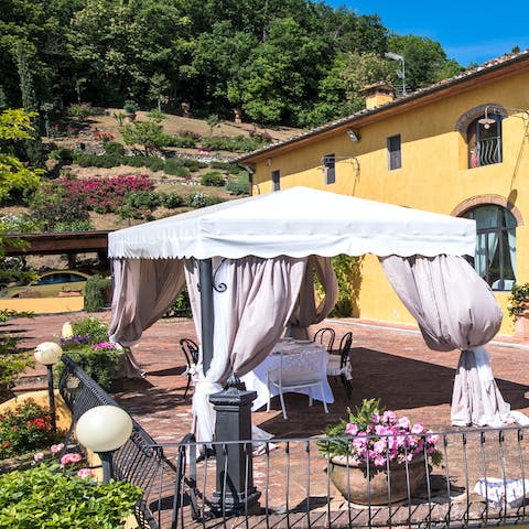 Turn back time with rustic brunch sessions in the lush backdrop