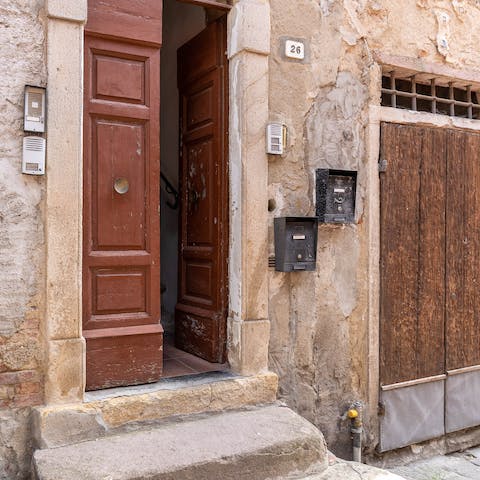 Stay in a cosy flat in the charming village of Suvereto