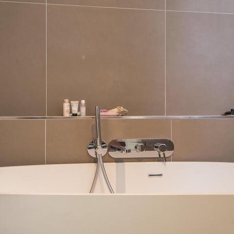 tranquil stand-alone master en-suite bathtub