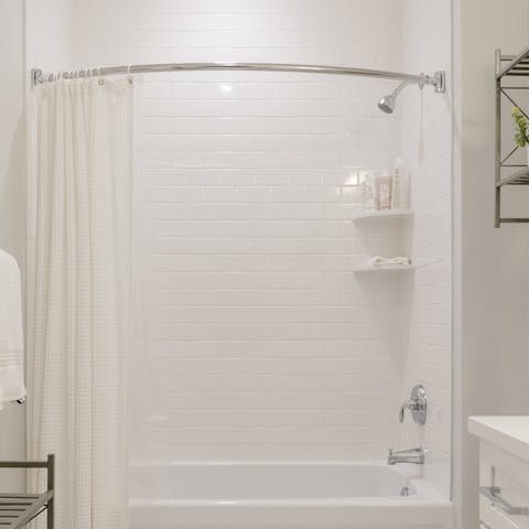 Unwind in the bathtub after a day out in Annapolis