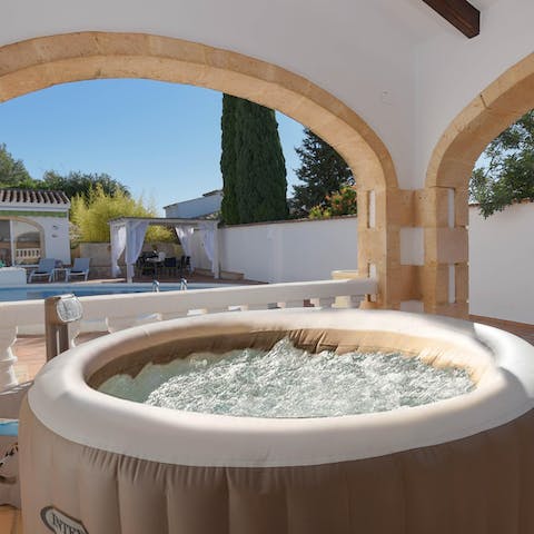 Unwind after a hike with a bubble in the hot tub