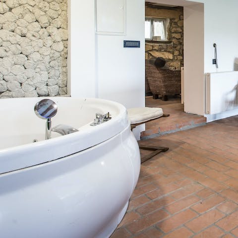 Bubble away in the hydromassage bathtub or swim all year round in the indoor pool
