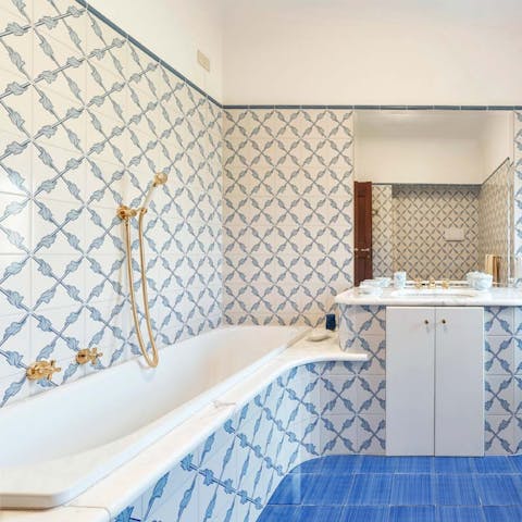 This elegant blue and white tiled bath in the blue themed bathroom