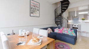 Jasmine Mews image 1