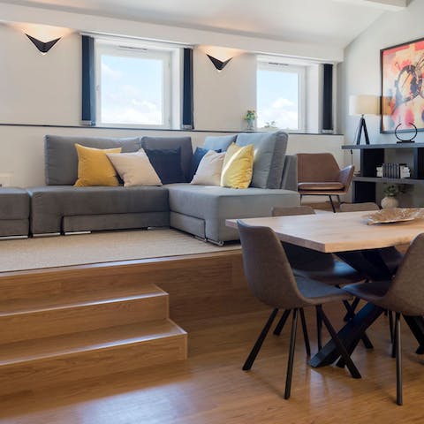Relax in the spectacular open-plan apartment after a day exploring the city
