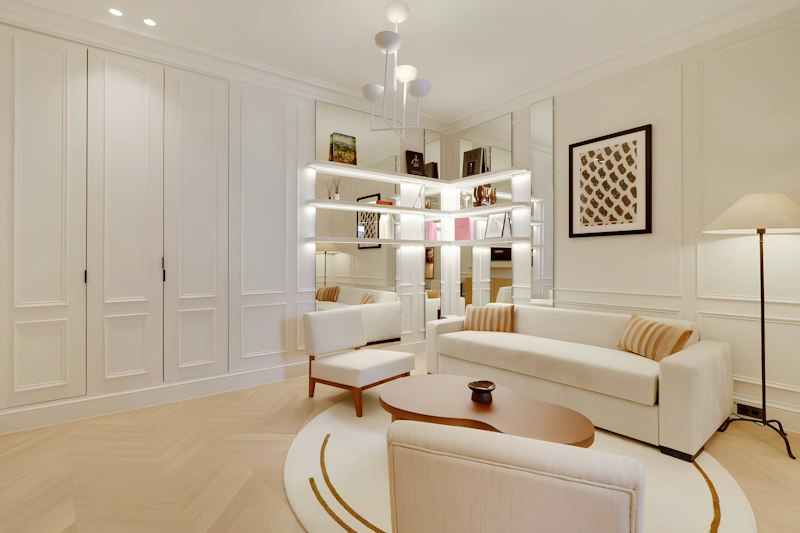 Elegant Parisian additional image