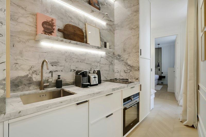 Elegant Parisian additional image