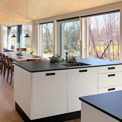 Cook together in the light-filled kitchen 