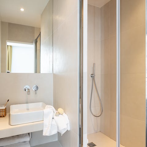 Simple and clean lines in the shower room