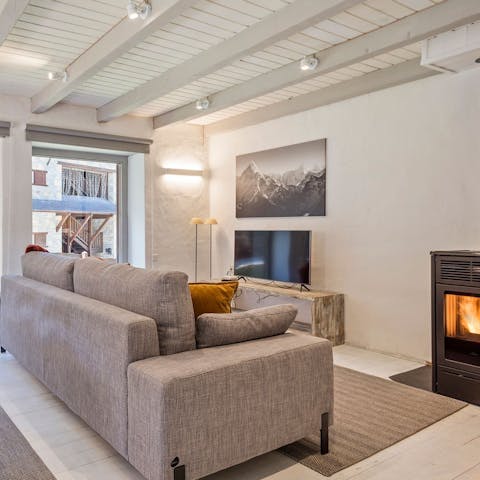 Cosy up in front of the pellet stove in the white-washed living room