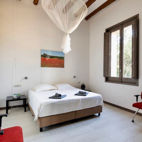 Fall asleep in the same quarters as the former Marquesa de Gironella