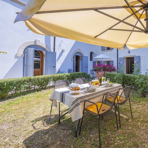 Serve up a wholesome brunch below the parasol on your private terrace