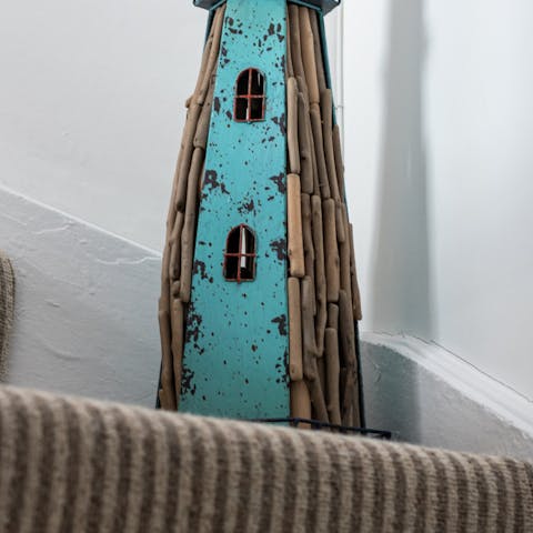 Admire nautical decor touches, a reminder of your seaside locale