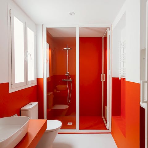 Pamper yourselves in the cheerful bathroom before heading out to discover the city by night