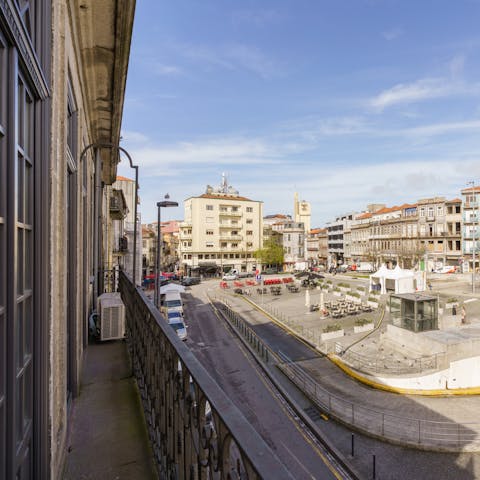 Watch the hustle and bustle in Praça dos Poveiros from the Juliet balcony