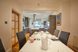 Quaint Coastal Getaway image 14