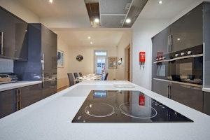 Quaint Coastal Getaway image 12