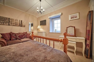Quaint Coastal Getaway image 11