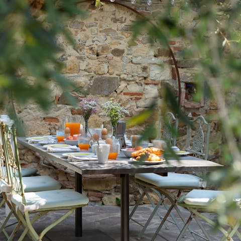 Savour some panzanella and Tuscan wine in the beautiful garden