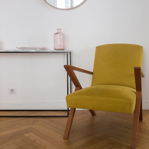 the mid-century style chairs 