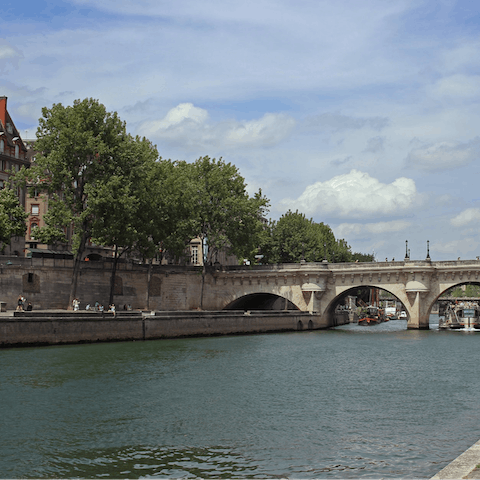 Be along the banks of the River Seine in ten minutes 