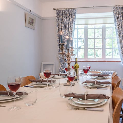 Organise delicious family feasts in the dining area 